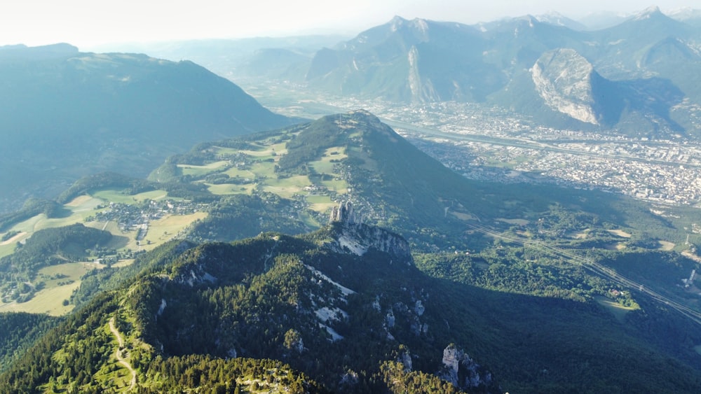 Una vista di una valle e delle montagne da un aereo