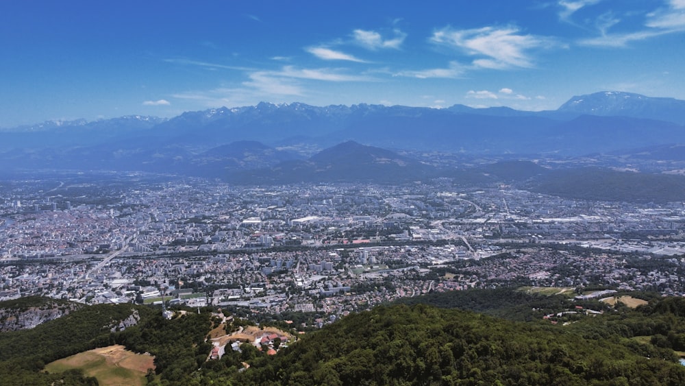 Una veduta di una città dalla cima di una montagna
