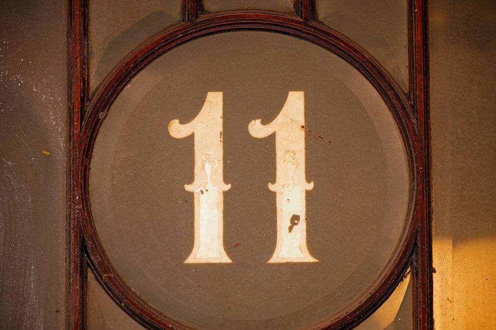 Un reloj con el número 11