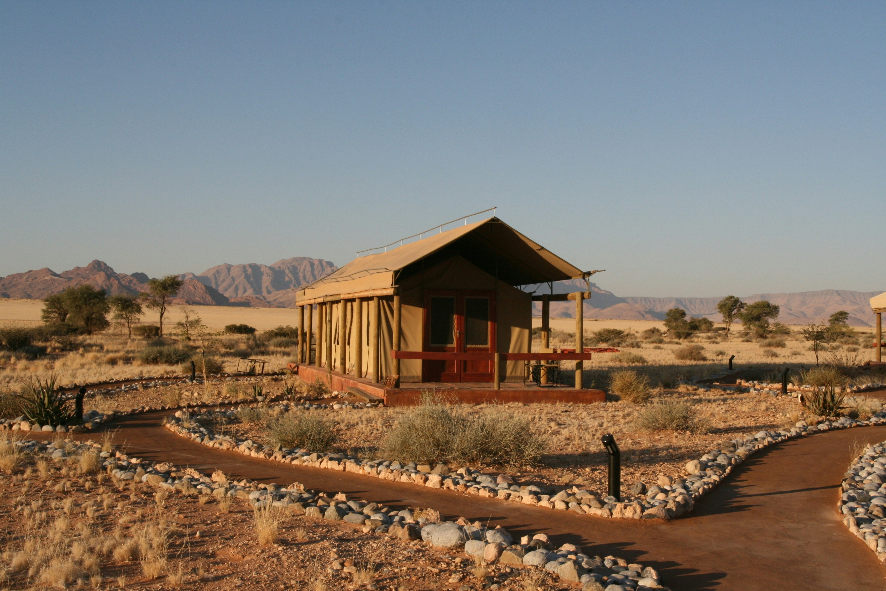a small building in the middle of a desert, 