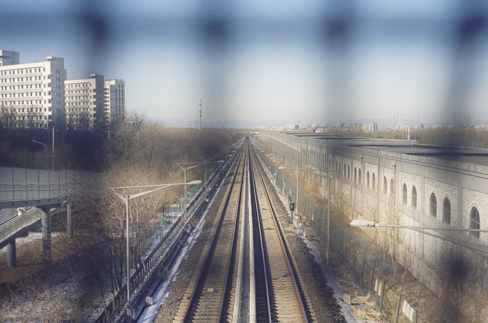 una vista di un binario del treno attraverso una finestra