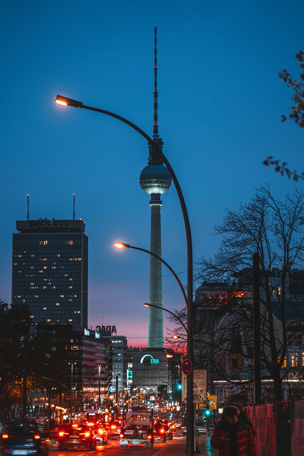 a city street filled with lots of traffic at night