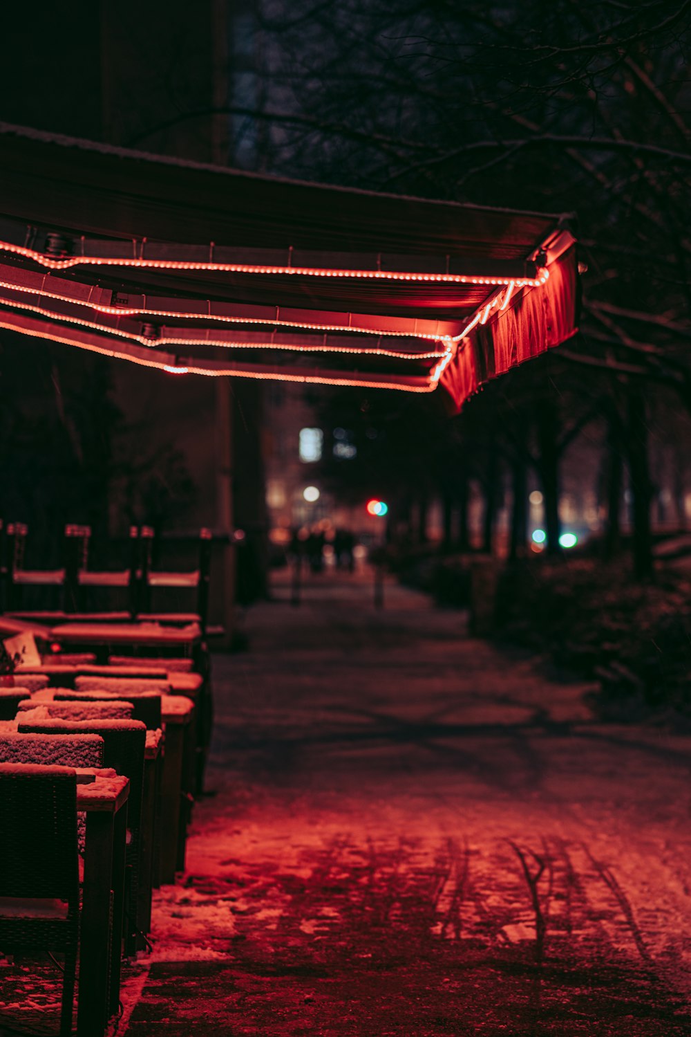 a row of benches sitting next to each other on a sidewalk