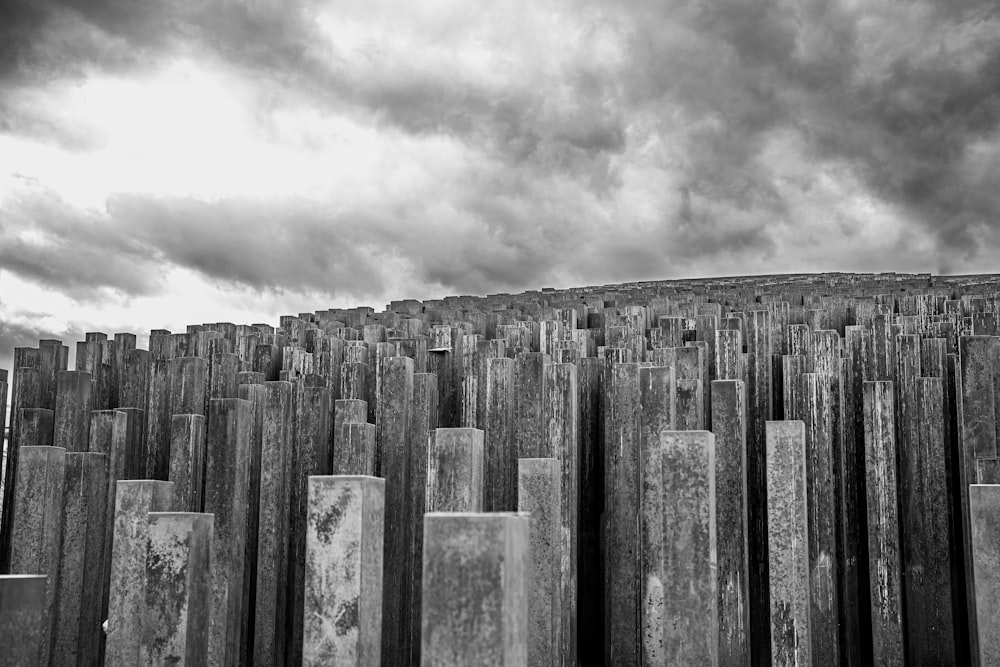 Una foto en blanco y negro de un montón de postes