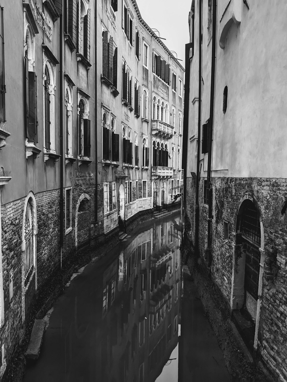 ヴェネツィアの運河の白黒写真