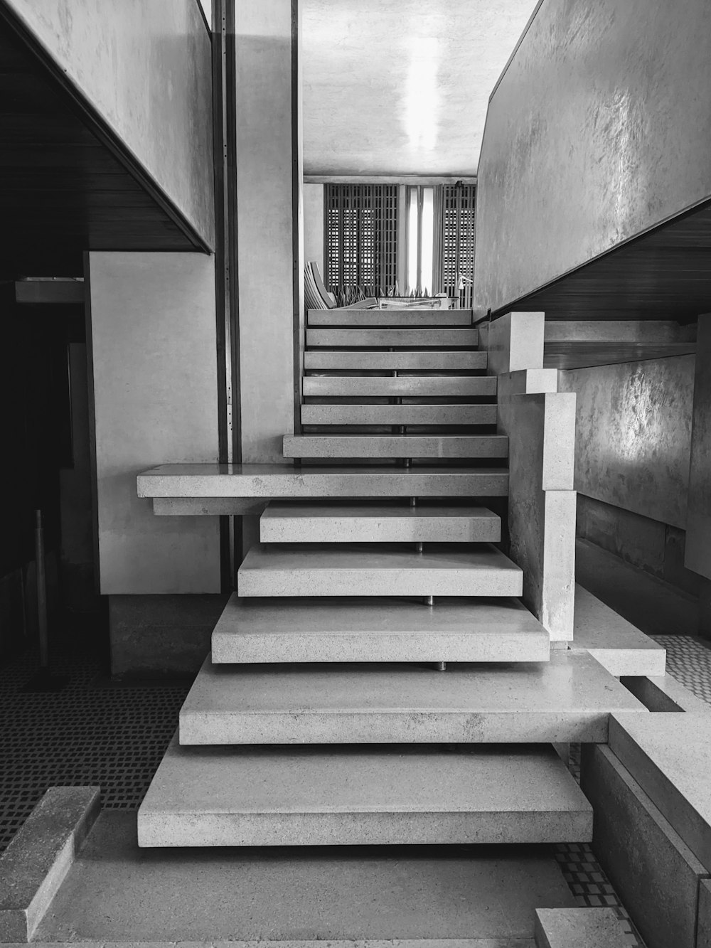 una foto in bianco e nero di una rampa di scale