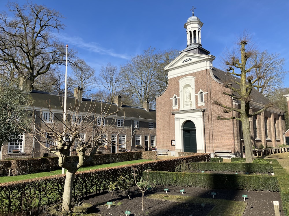 un bâtiment surmonté d’une tour d’horloge