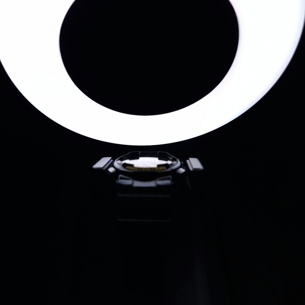 Una foto en blanco y negro de un anillo de luz