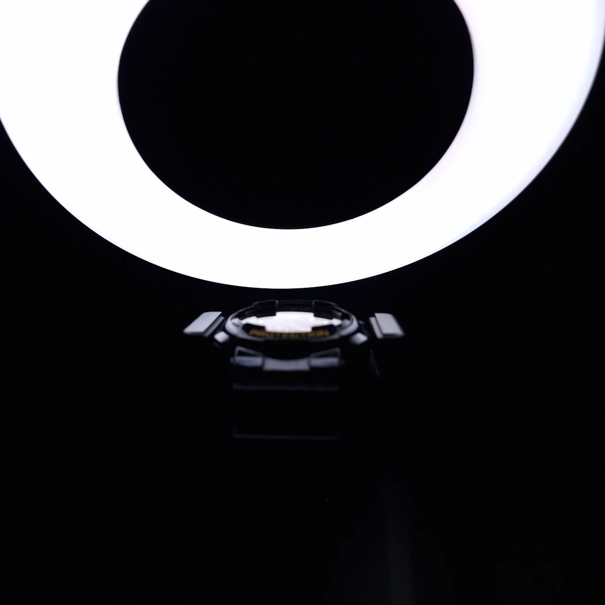 Setup ring light dan tripod ponsel sebagai perangkat dasar live shopping yang menghasilkan visual terang dan profesional