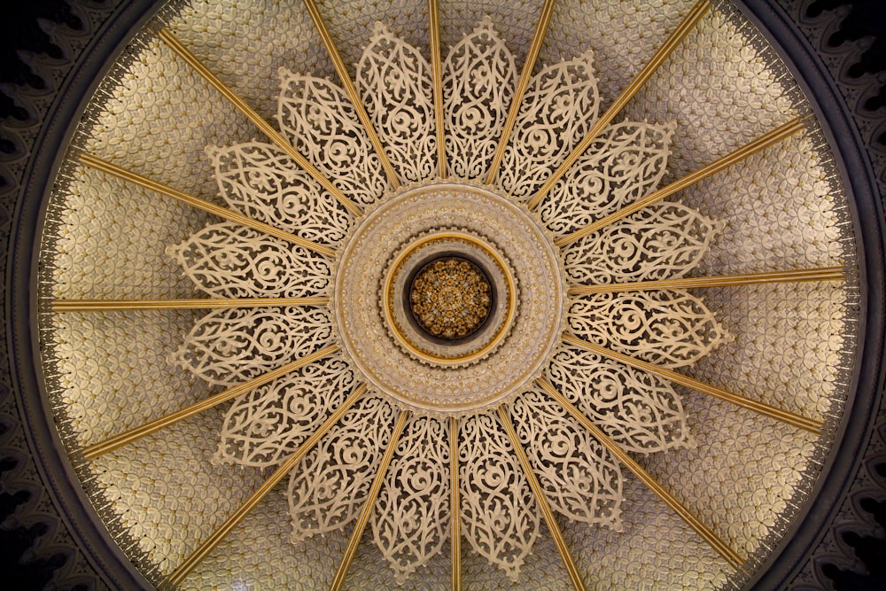 il soffitto di un edificio dai disegni intricati