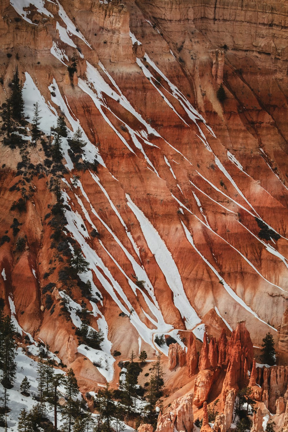 una pintura de una montaña con nieve