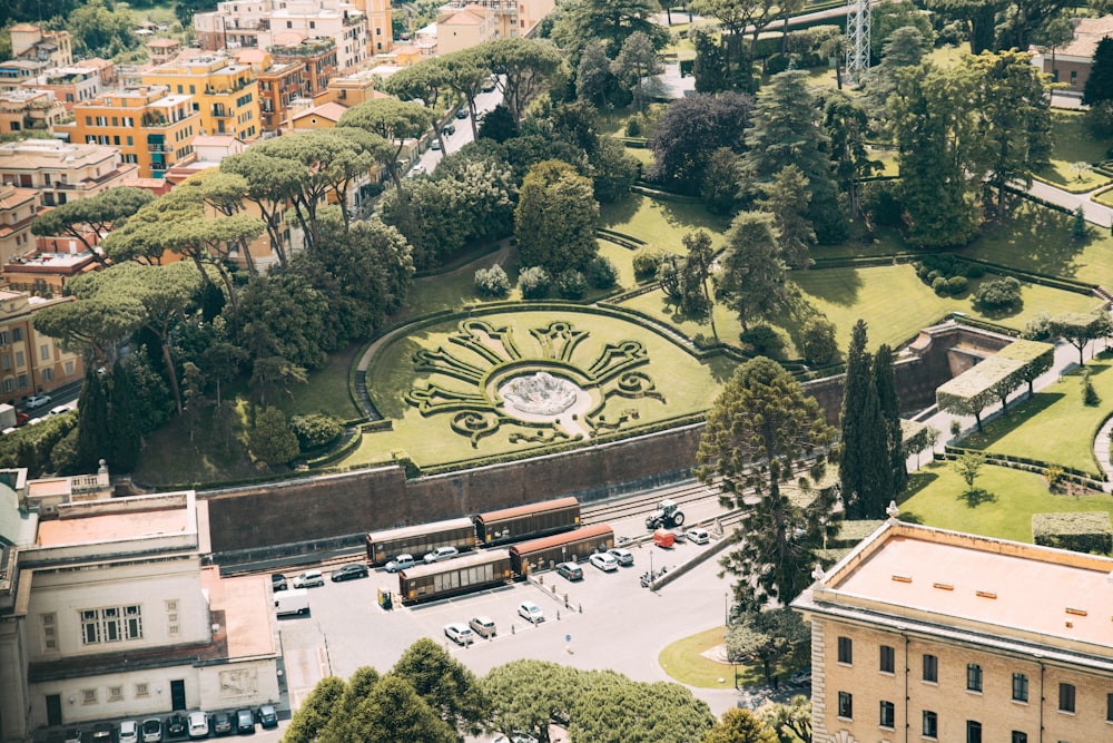 Una vista aérea de una ciudad con muchos edificios