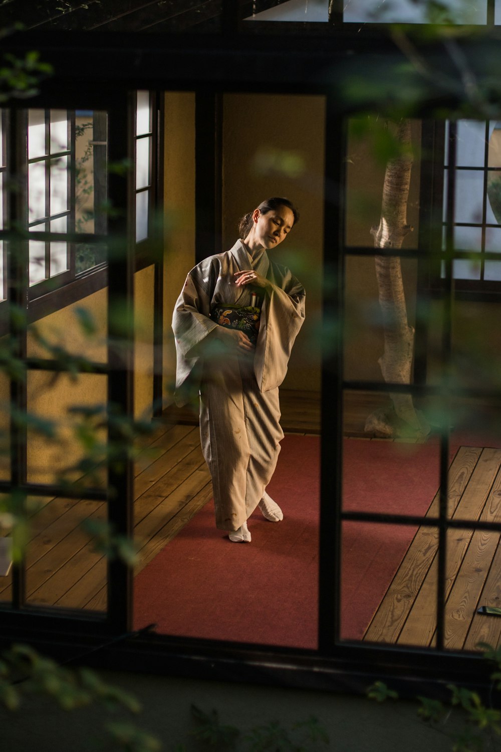 una mujer con kimono de pie en una habitación