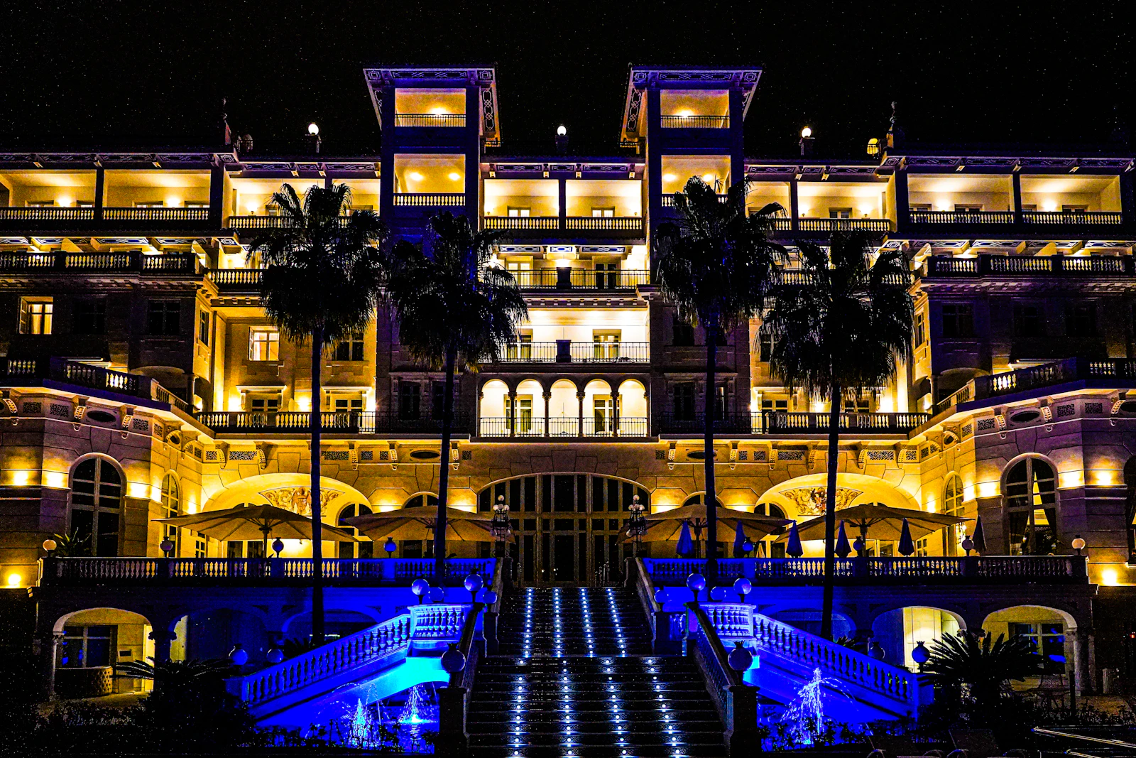 Façade d'hôtel illuminée de bleu en soirée