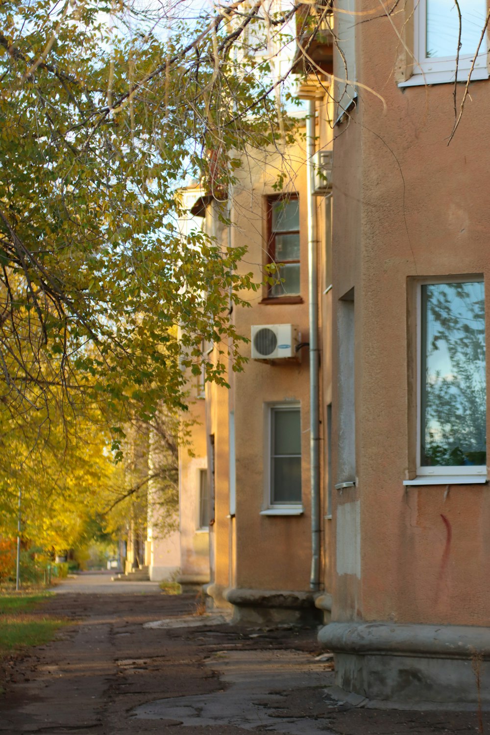 Ein roter Hydrant neben einem hohen Gebäude