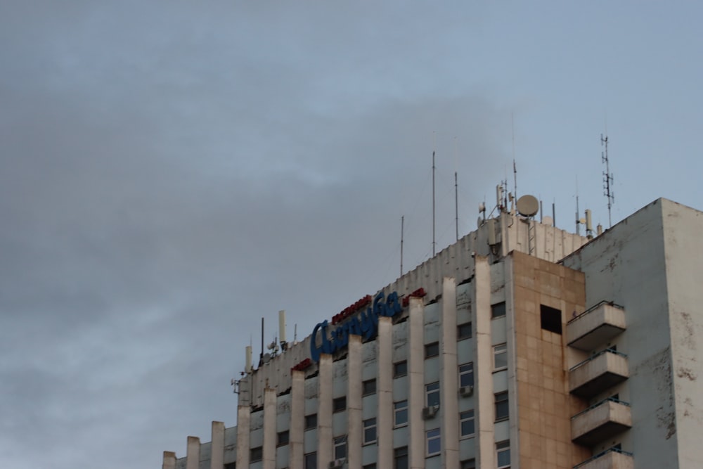 a very tall building with a bunch of antennas on top of it