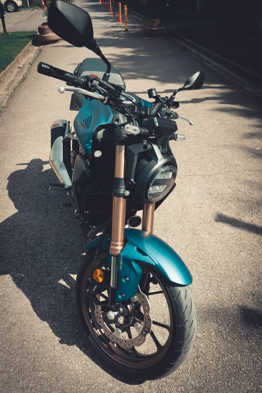 una motocicletta blu parcheggiata sul ciglio di una strada