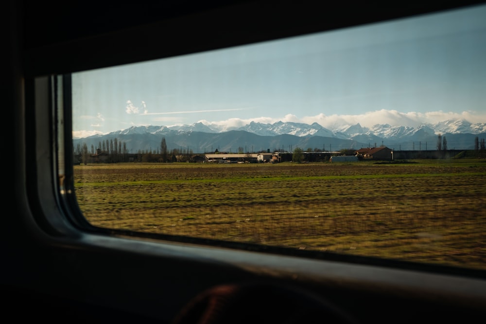 uma vista das montanhas a partir de uma janela de trem