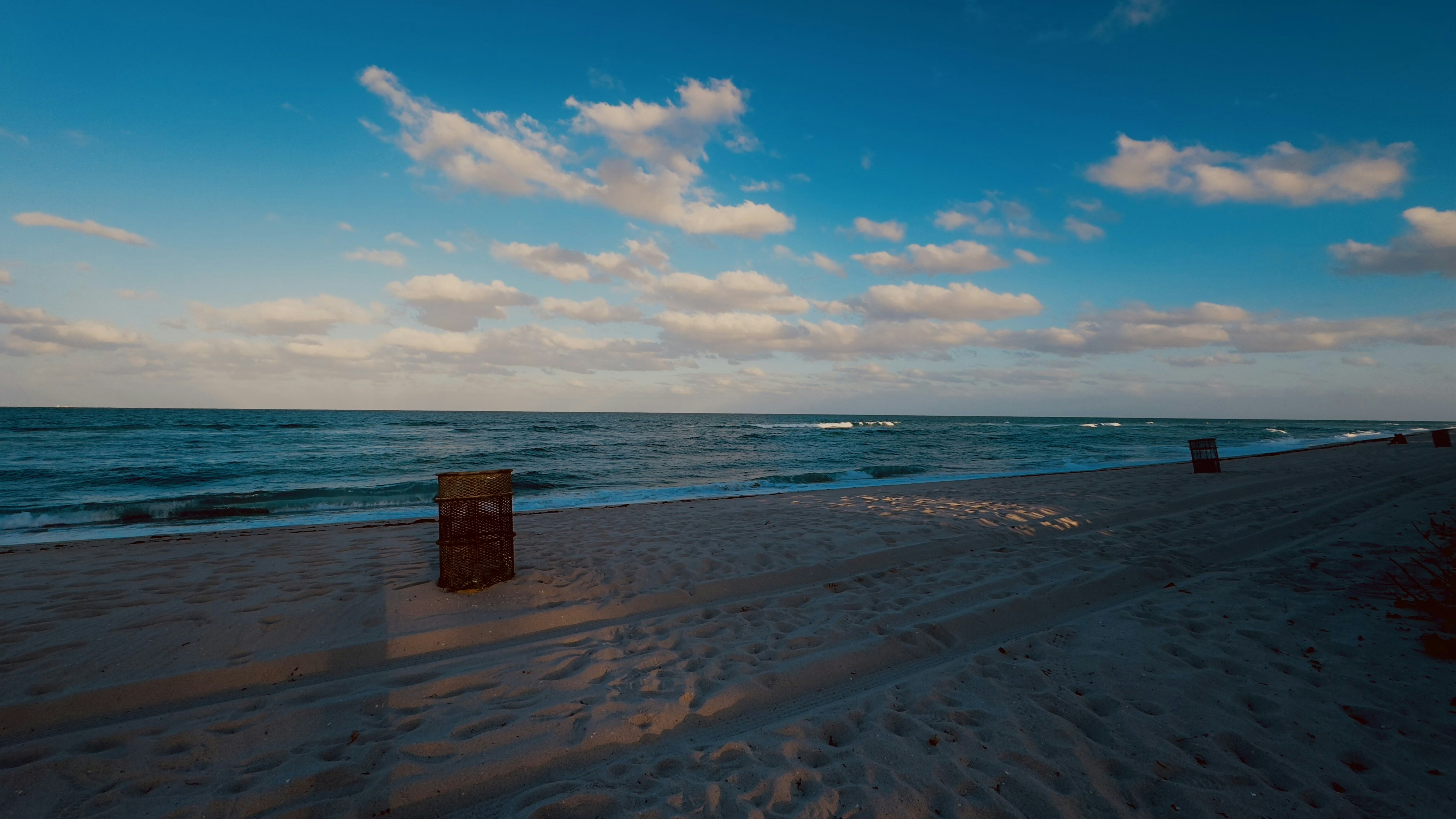 Un banco sentado en la playa junto al océano