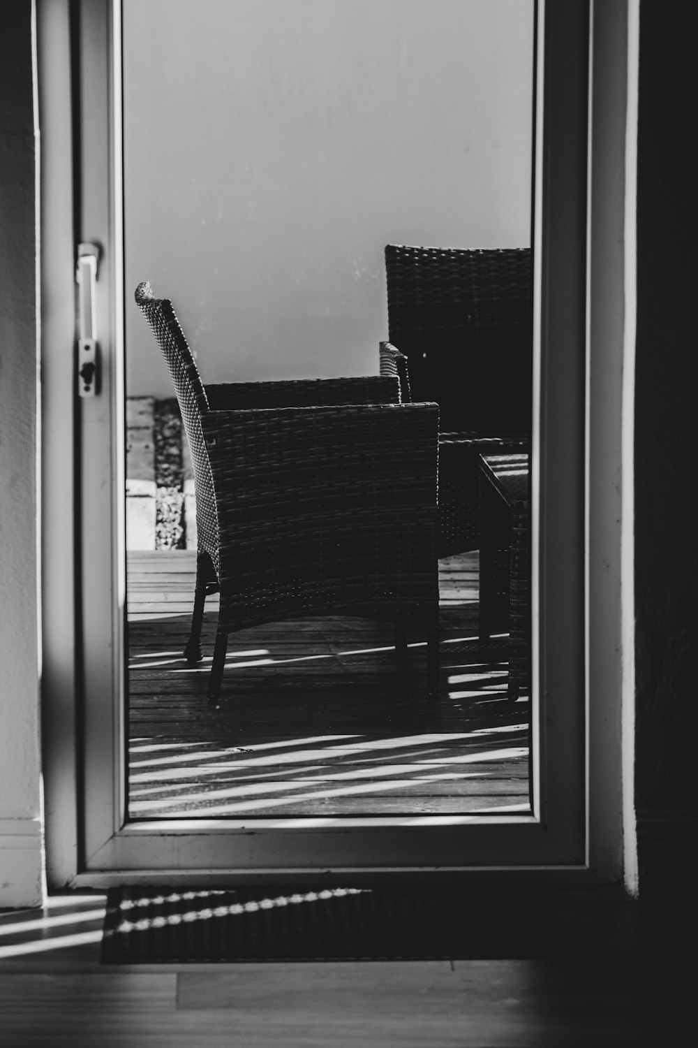 Una foto en blanco y negro de dos sillas y una mesa