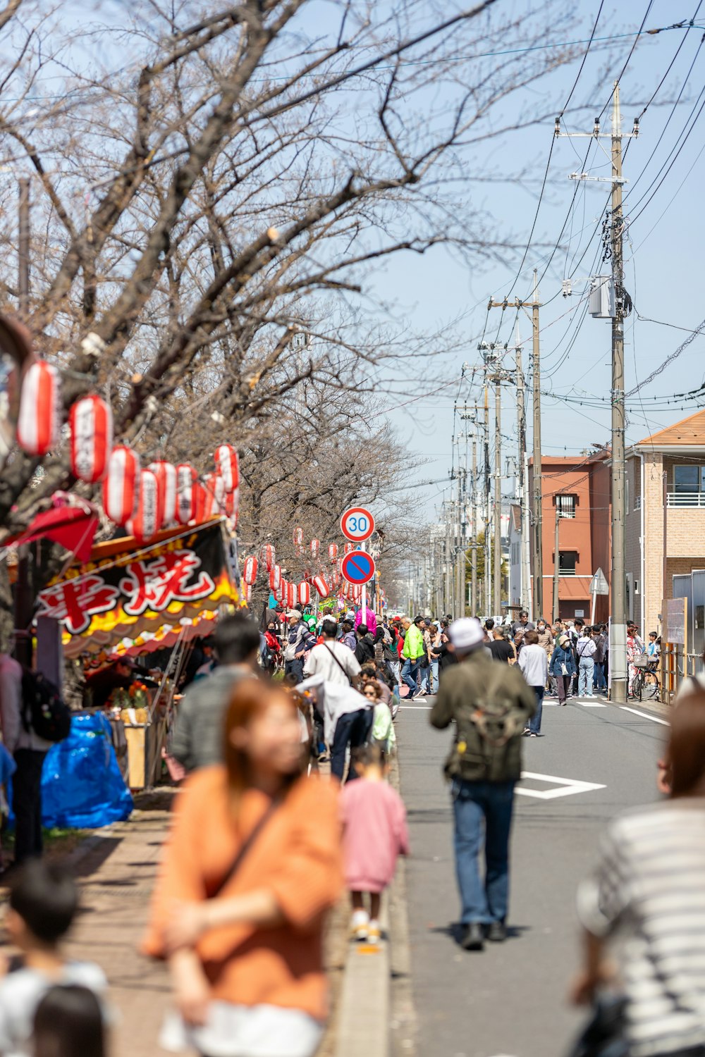 Un grupo de personas caminando por una calle