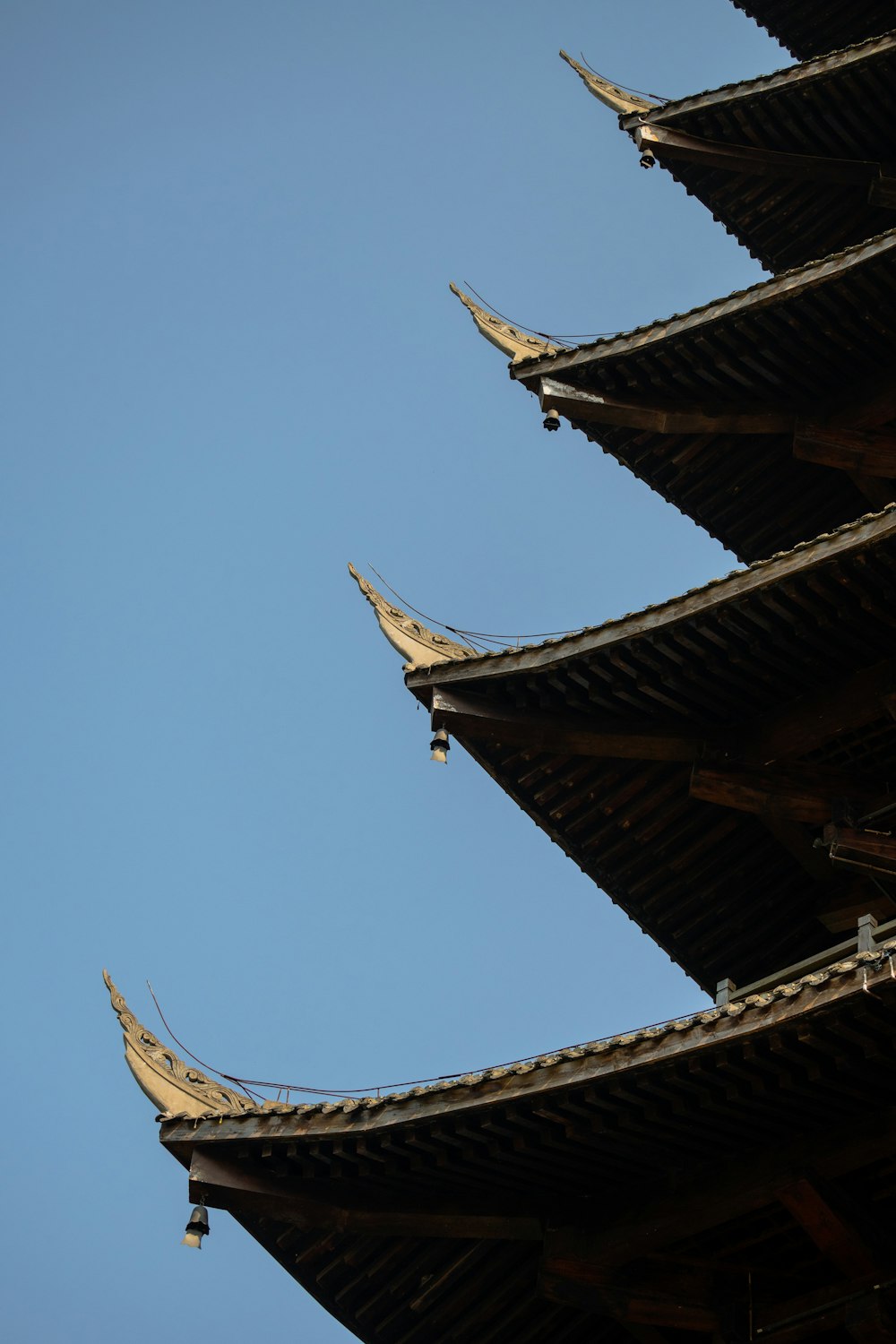 die Spitze eines Gebäudes mit einem strahlend blauen Himmel im Hintergrund