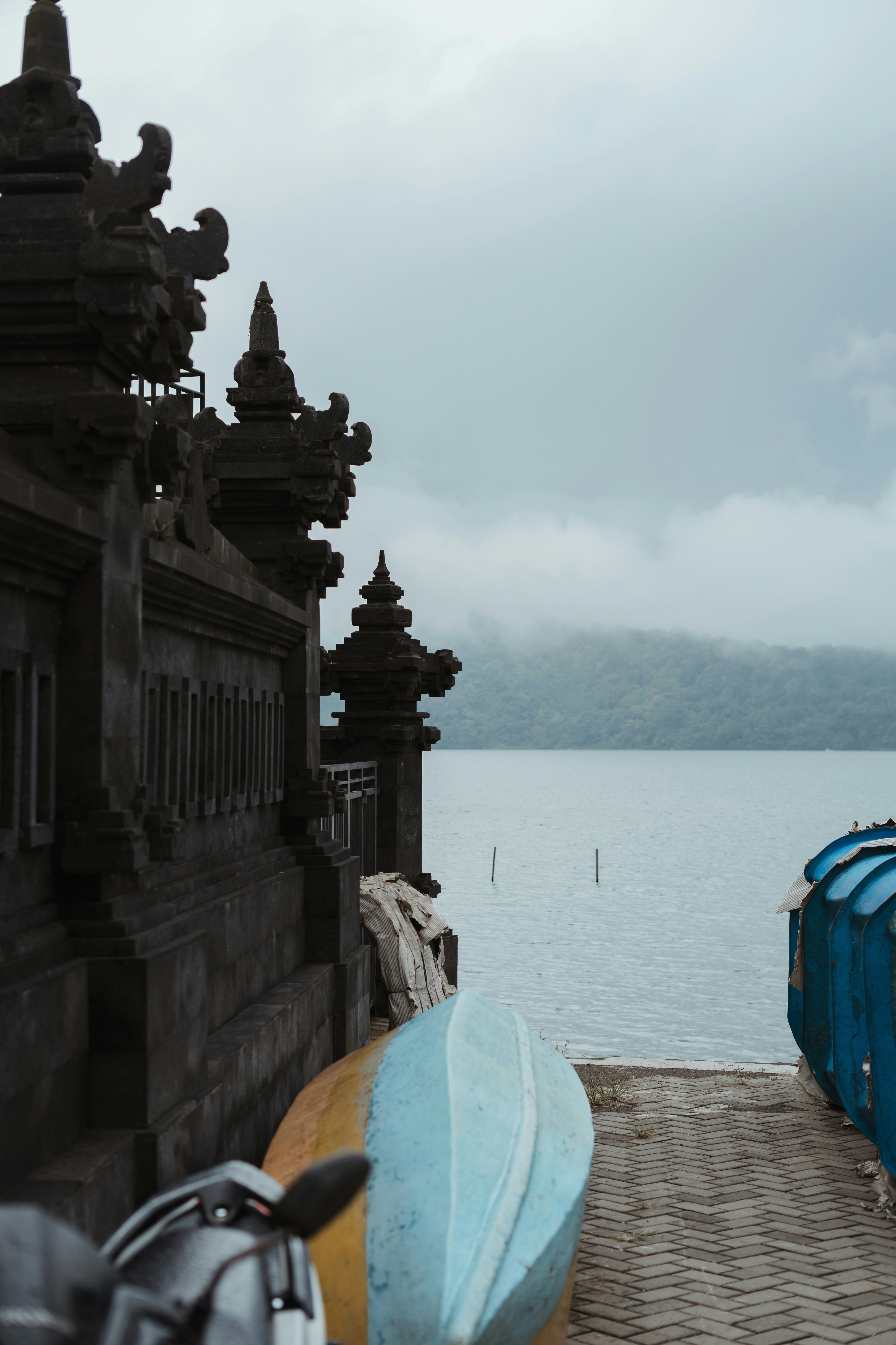 deretan perahu yang duduk di atas dermaga