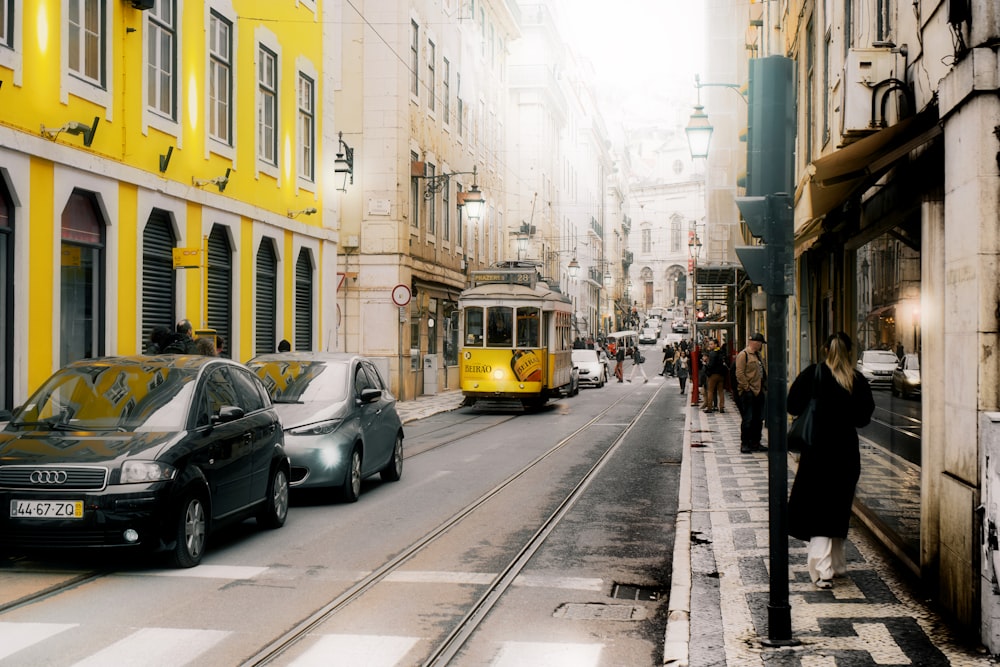 Una calle de la ciudad llena de tráfico junto a edificios altos