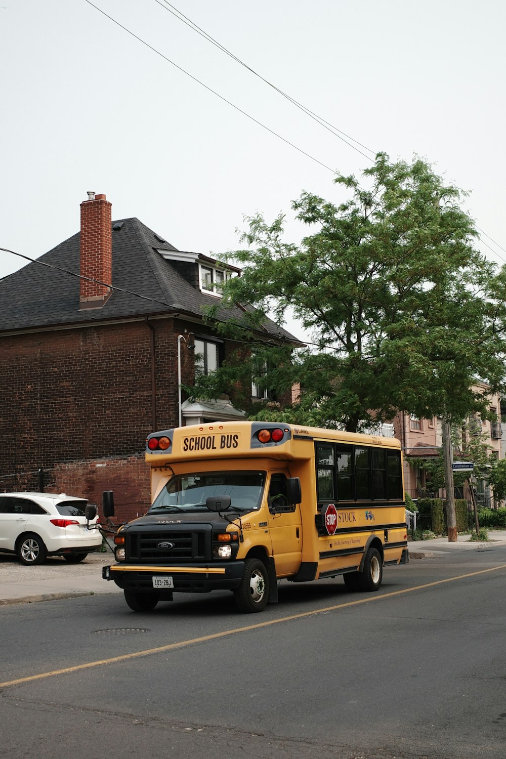 ein Schulbus, der am Straßenrand geparkt ist