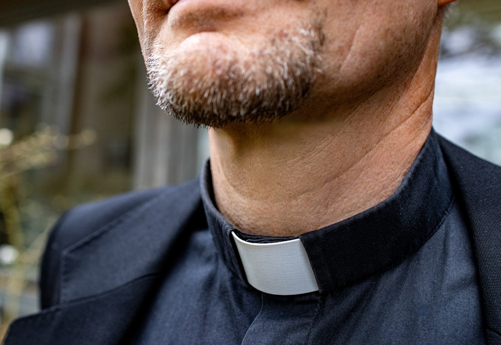 a close up of a man wearing a neck tie