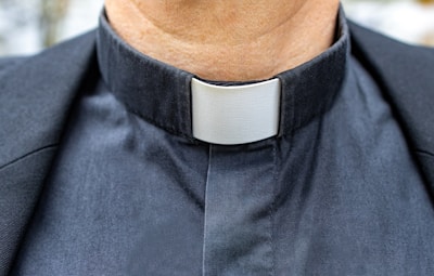 a close up of a man wearing a neck tie