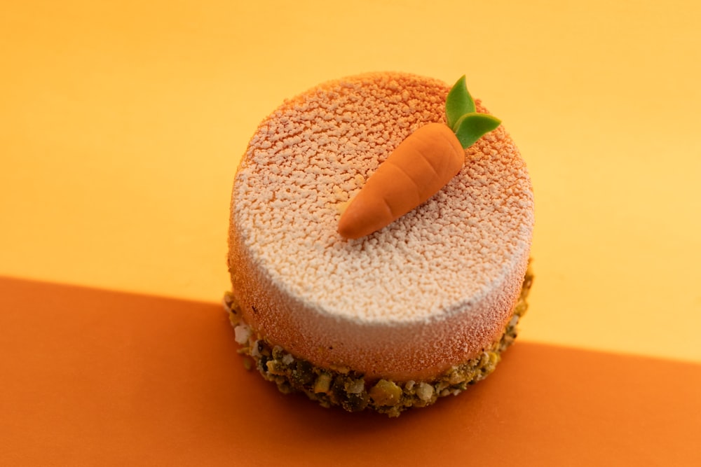 un gâteau avec une carotte sur le dessus