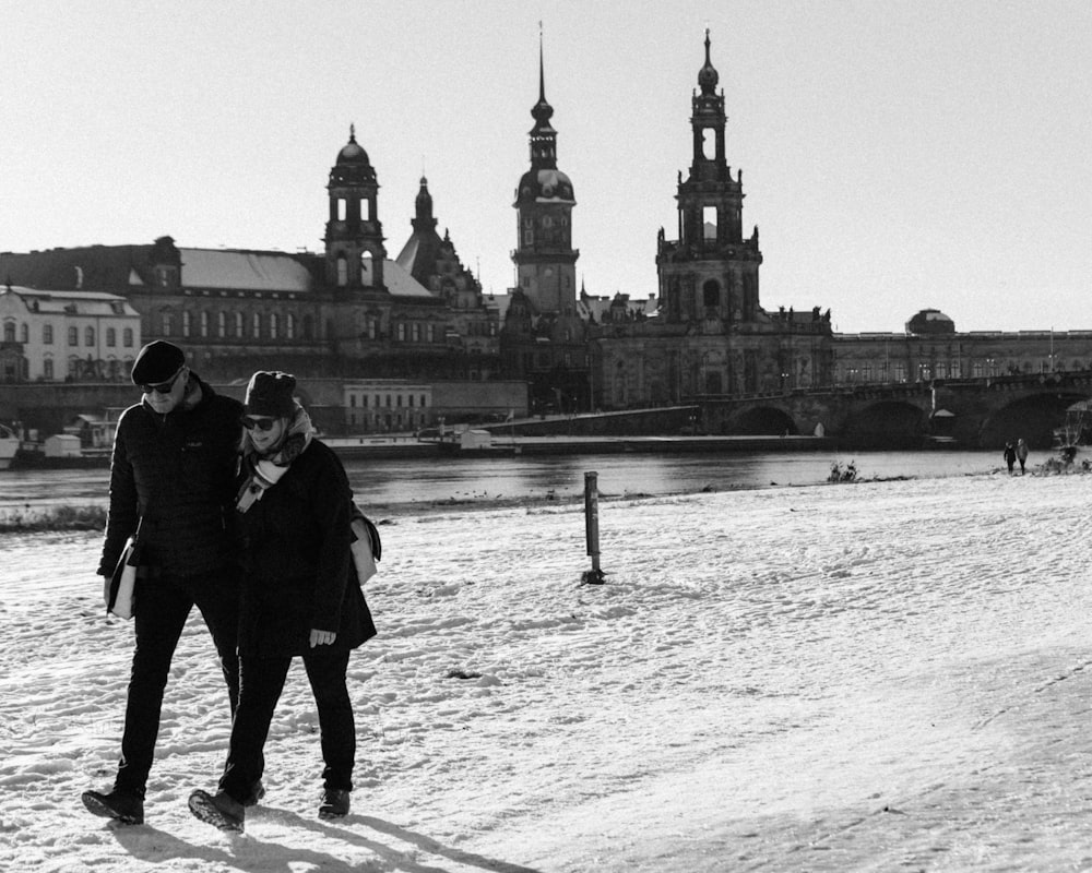 un homme et une femme marchant dans la neige
