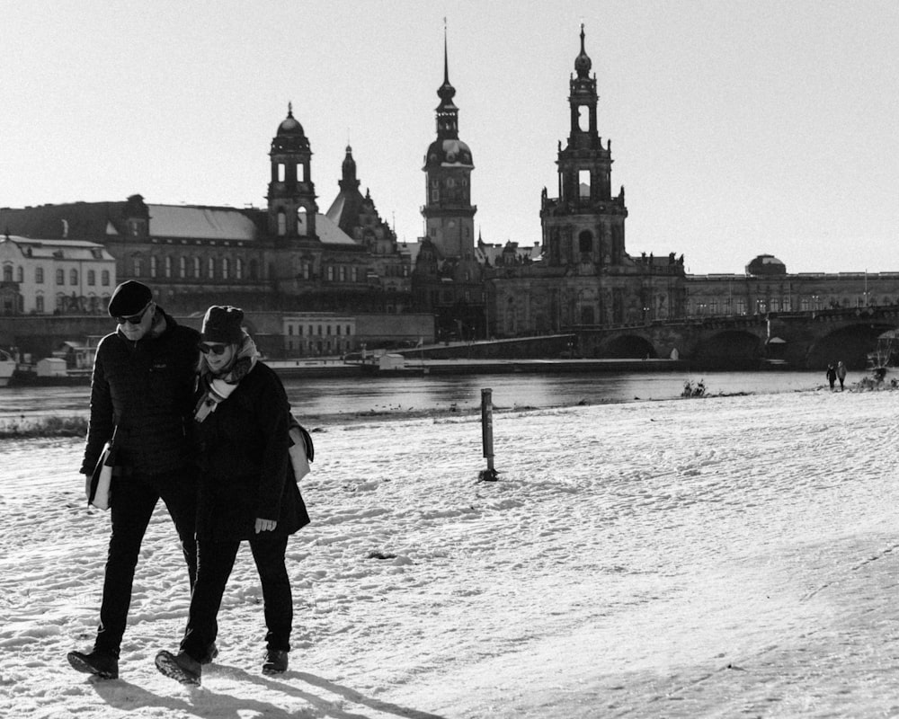 ein Mann und eine Frau, die im Schnee spazieren gehen