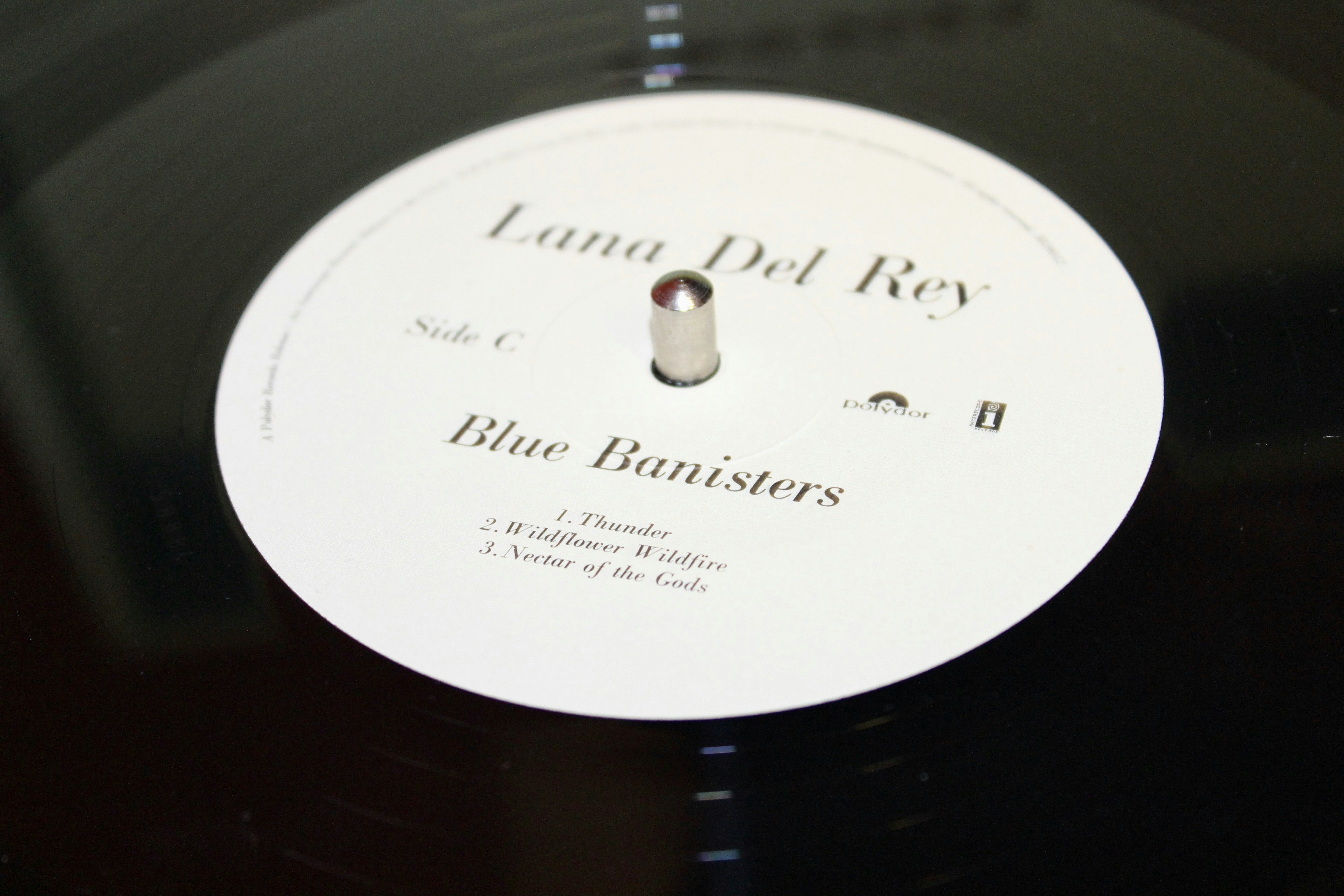 Un disco con una etiqueta sobre una mesa