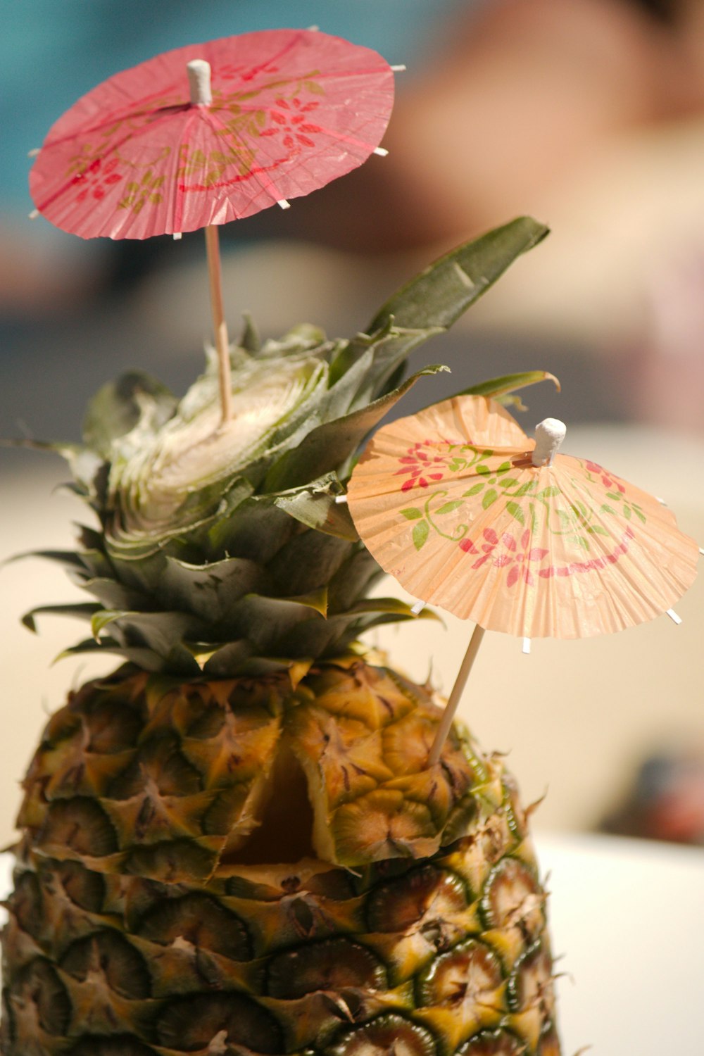 un ananas avec deux parapluies sur le dessus