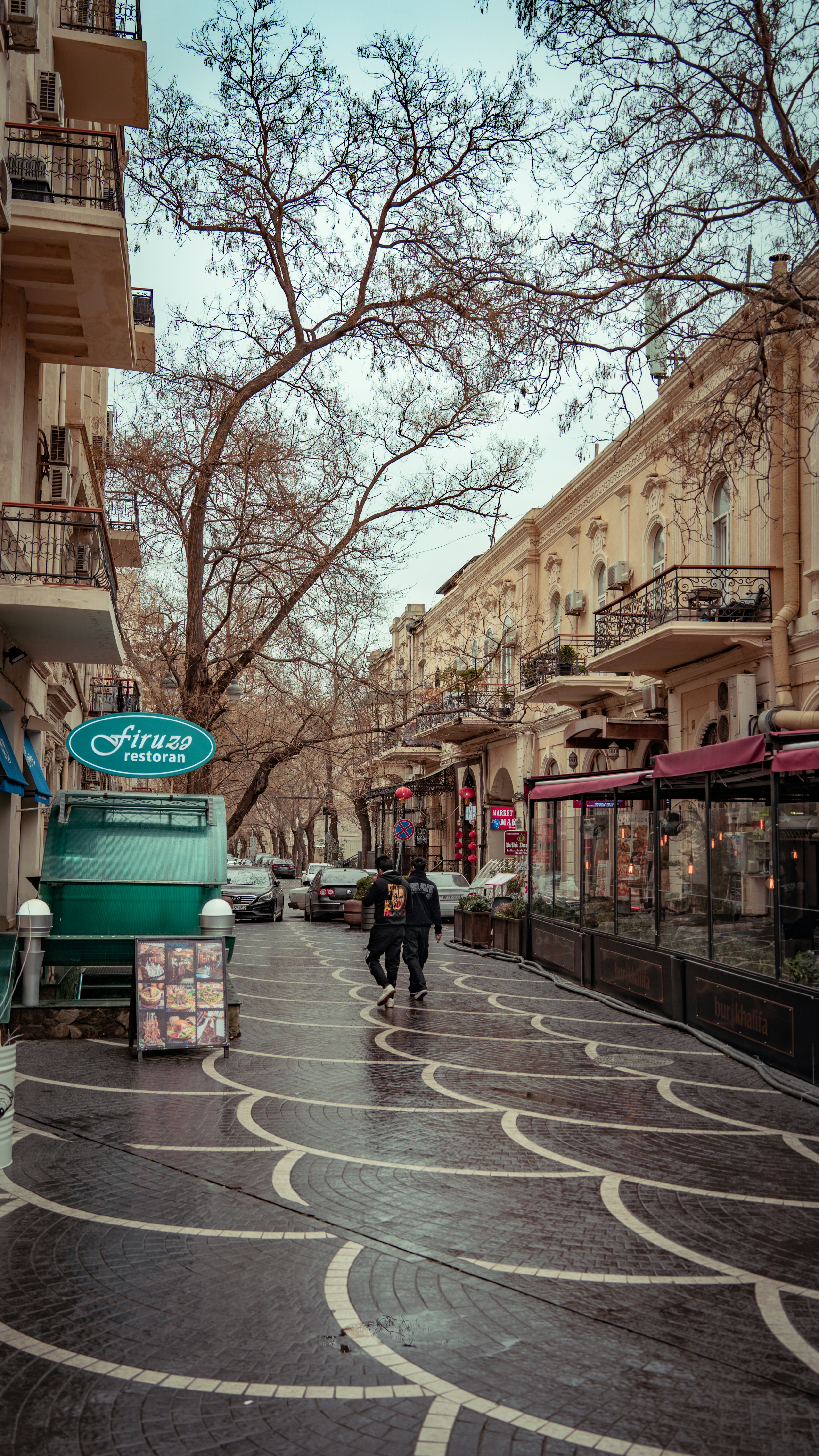 un paio di persone che stanno camminando lungo una strada