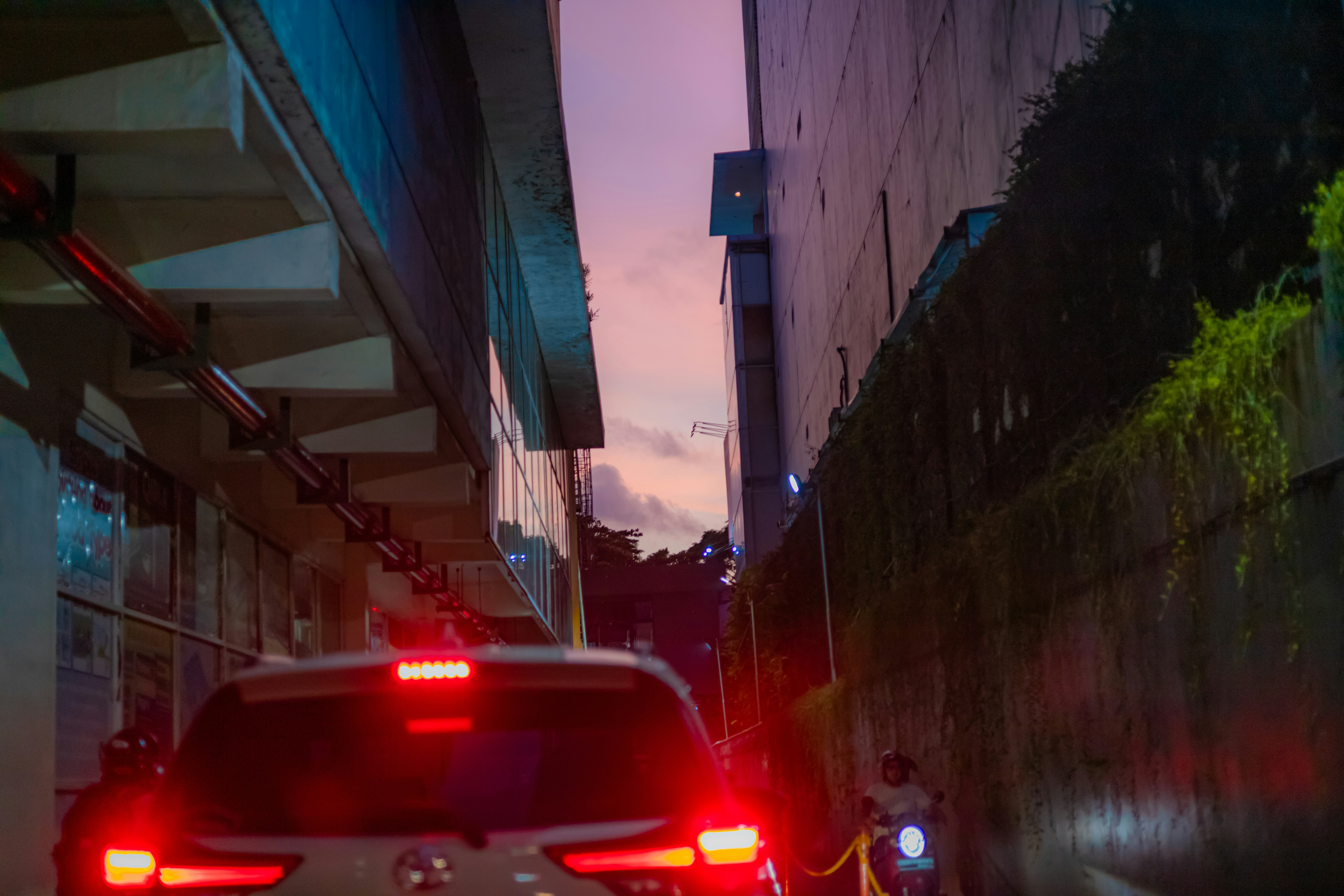 A car stopped at a red light on a city street photo – Free City Image ...