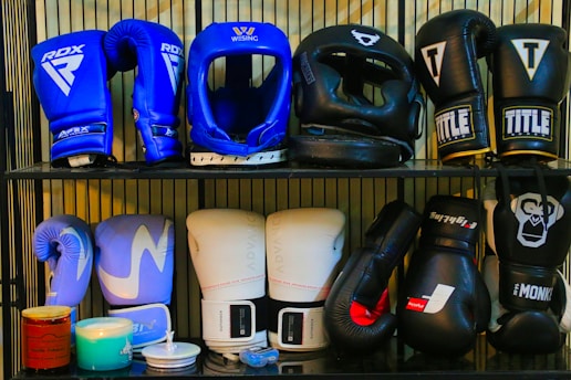 a shelf filled with lots of different types of boxing gloves