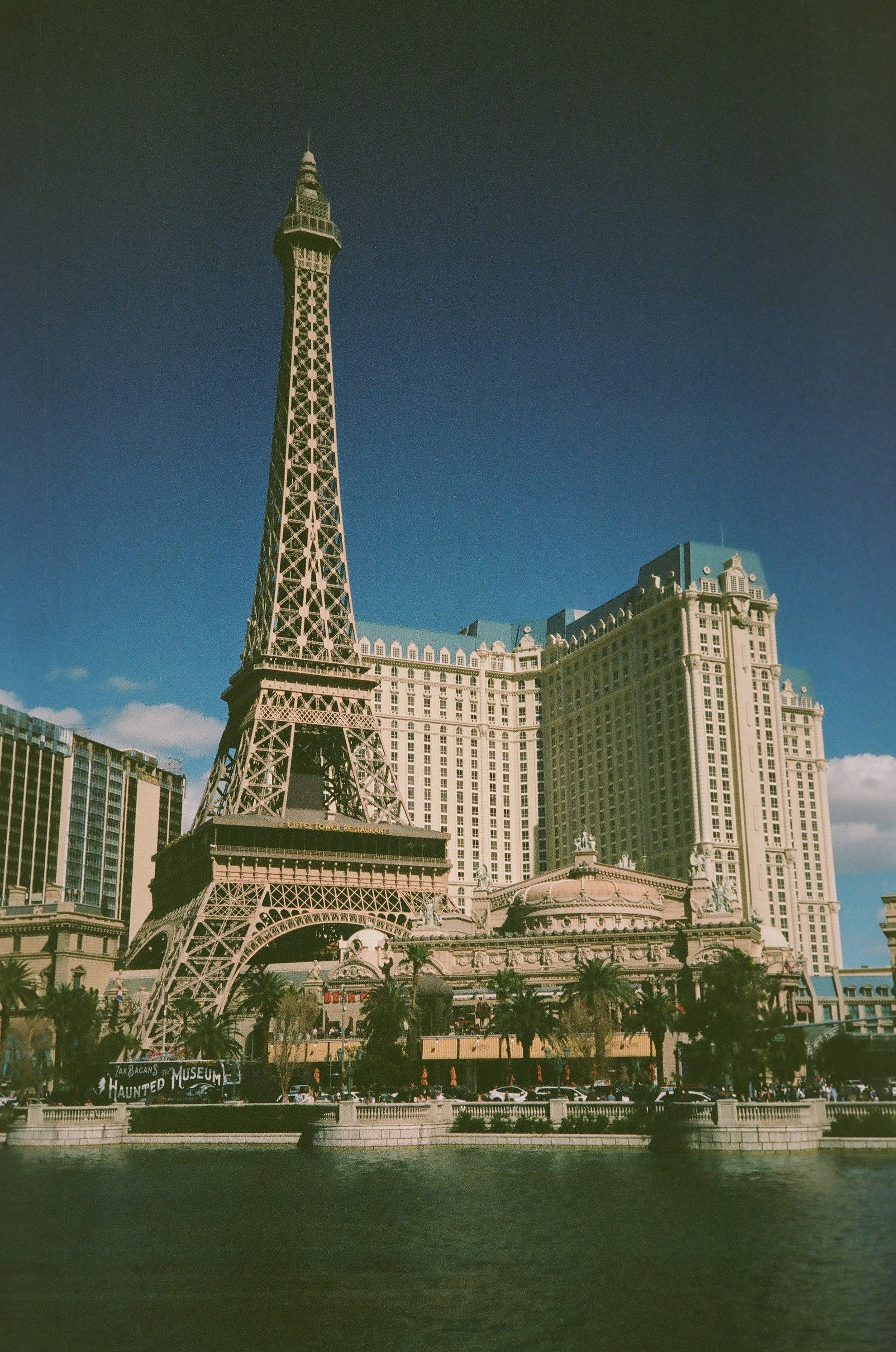 라스베이거스 시내에 우뚝 솟은 에펠탑