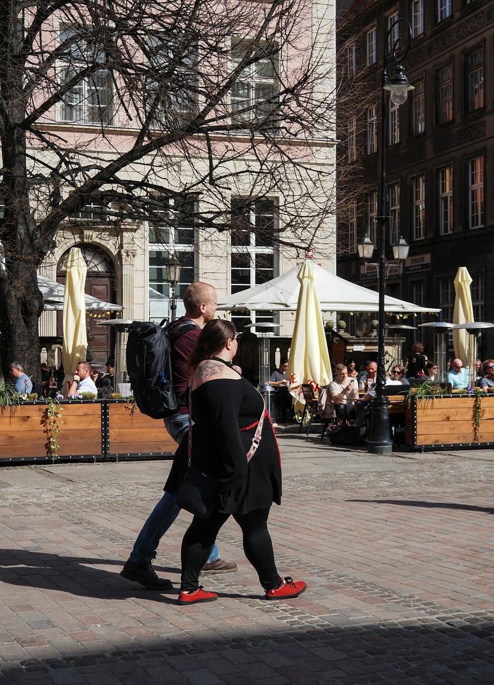 un hombre y una mujer caminando por una calle