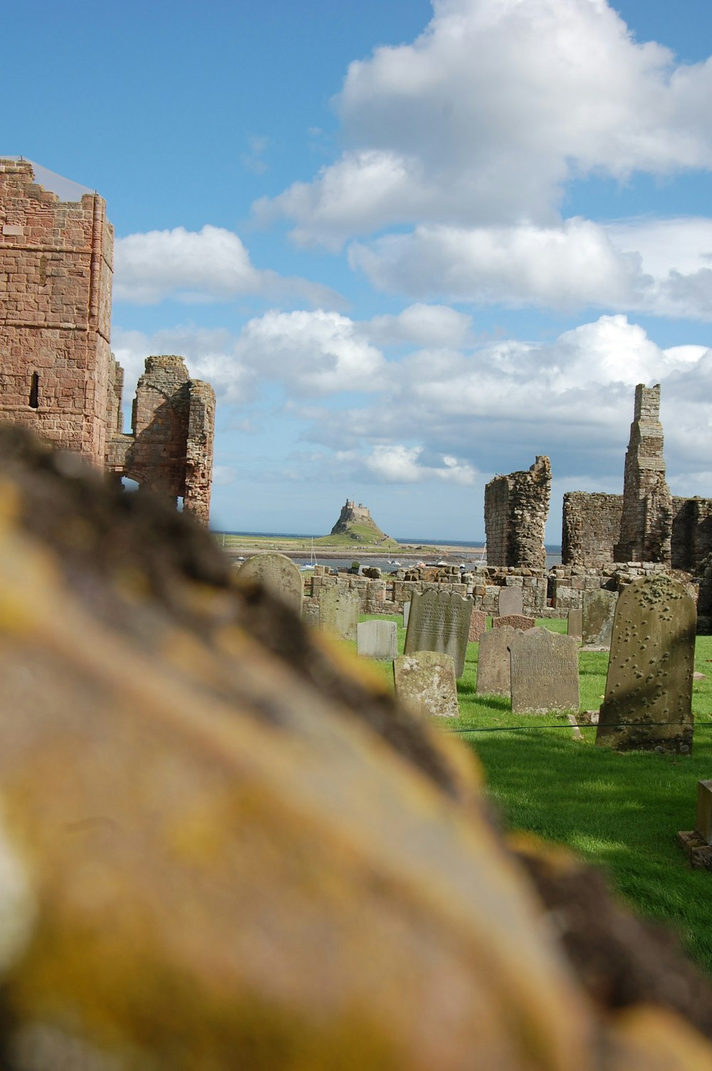 Blick auf die Ruinen eines mittelalterlichen Friedhofs