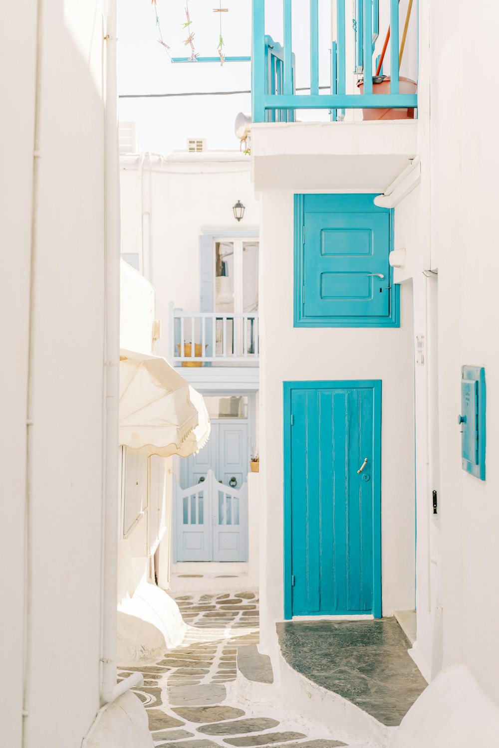 a narrow alley way with a blue door