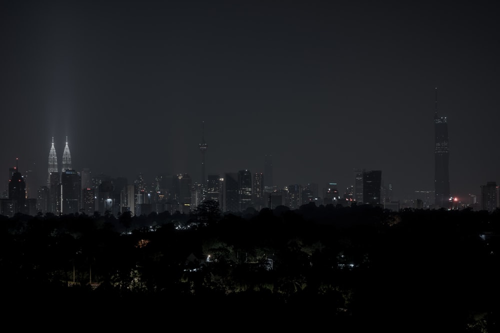 Blick auf eine Stadt bei Nacht aus der Ferne