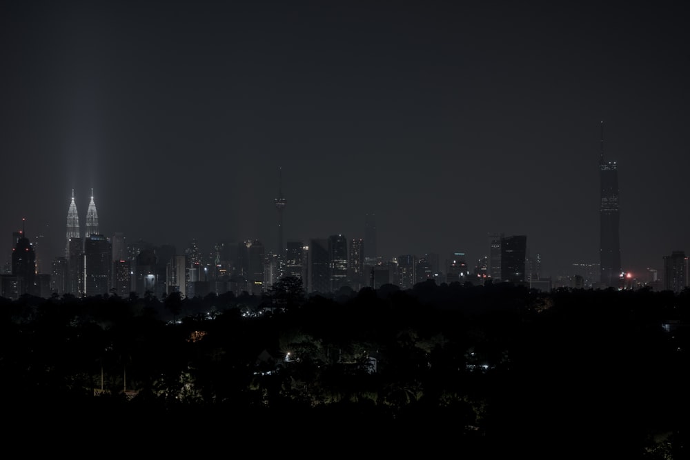 une vue d’une ville la nuit de loin
