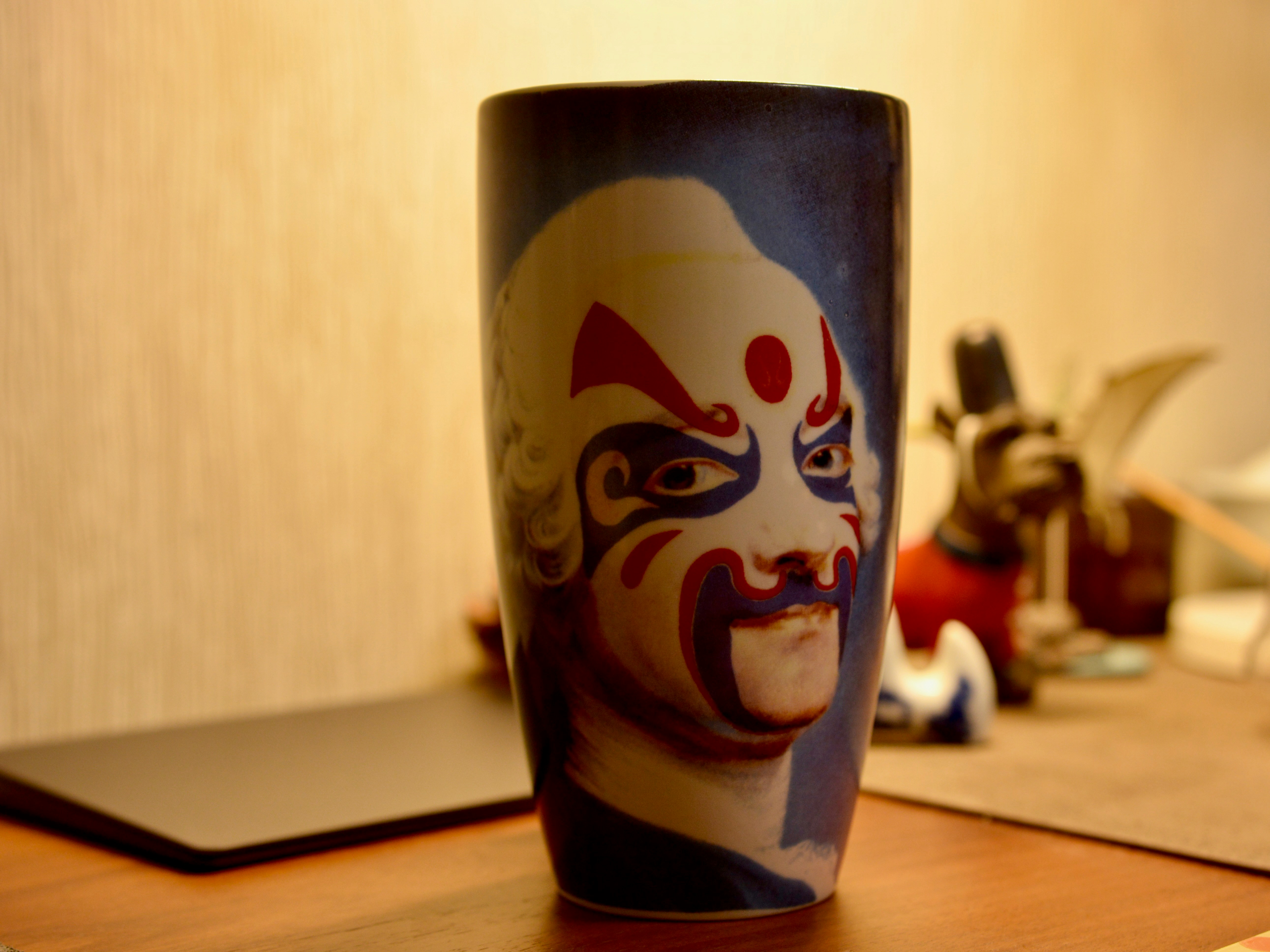 um close up de um copo em uma mesa