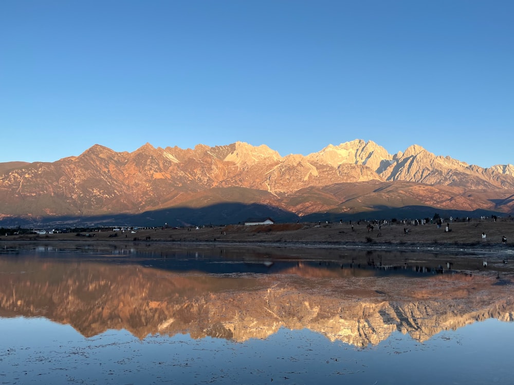 as montanhas se refletem na água parada do lago