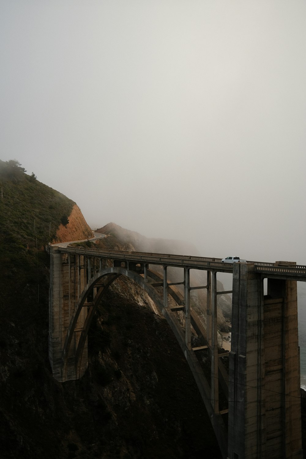 un pont qui enjambe un plan d’eau