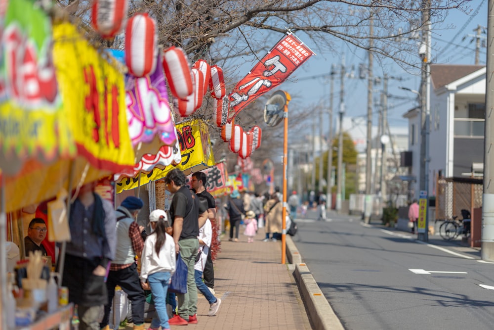 道路脇に立つ人々のグループ