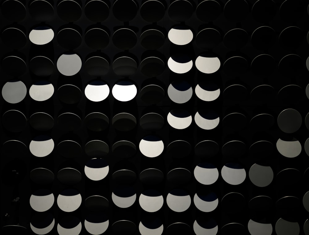 una foto in bianco e nero di cerchi su un muro